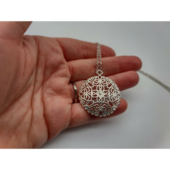 Avon Silvertone Filigree Pendant Round Rhinestone  Cutout  Necklace - Picture 5 of 6